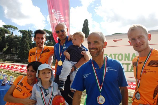 La squadra orange festeggia sul podio della Maratona a Staffetta