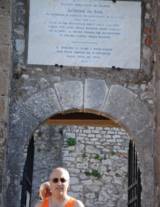 Roberto Lombardi e la targa dedicata a Jacopone da Todi