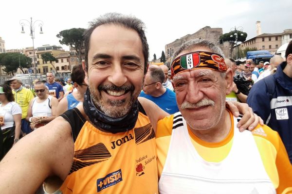 Il nostro Romano insieme all'orange Andrea Di Pino alla partenza della Maratona di Roma