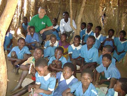 nella foto Aldo De Michele con alcuni bambini del Malawi (foto presa dal sito www.outdoorrieti.it)