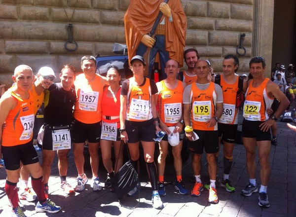 Foto del gruppo orange prima del via sotto la statua del Passator Cortese