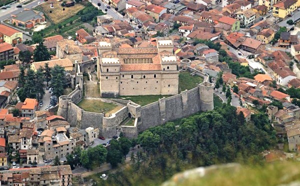 Il Castello Piccolomini di Celano visto durante l'ascesa alla Serra