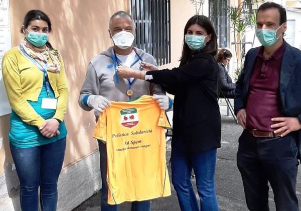 Il nostro orange Marco Novelli riceve la maglia e la medaglia di donatore della Podistica Solidariet