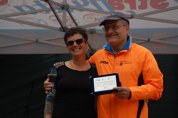 Elisa Tempestini premiata dal presidente Pino Coccia in occasione del Trofeo Citt di Nettuno