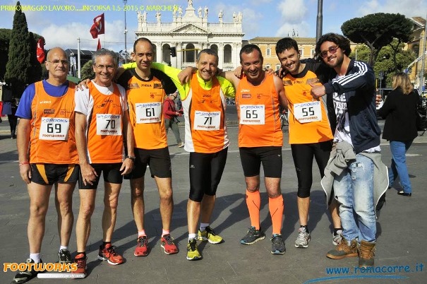 Alcuni orange impegnati nella corsa dedicata al lavoro (foto di Romacorre.it - G. Marchese)