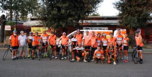 Alcuni Ciclisti Orange in attesa della partenza