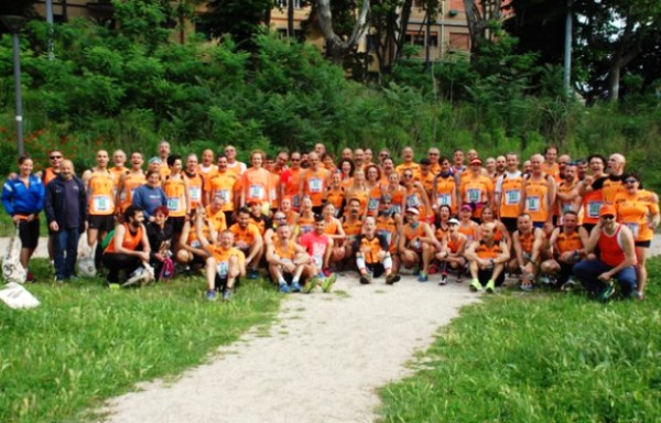 Gli Orange posano per la foto di gruppo nel verde della Riserva Naturale Valle dell'Aniene