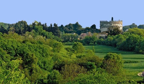 Uno splendido scorcio del Parco della Caffarella con sullo sfondo il Mausoleo di Cecilia Metella