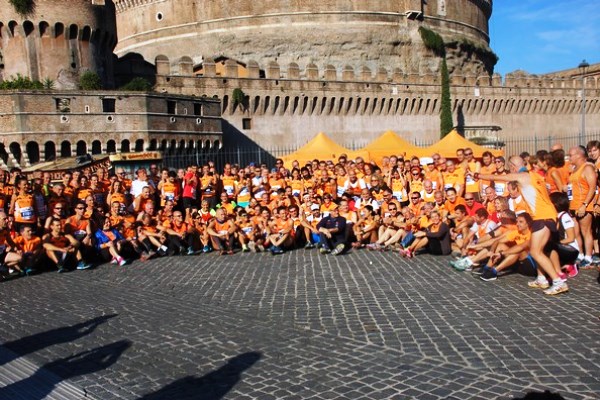 Il gruppo Orange in posa per la foto di rito davanti Castel Sant'Angelo