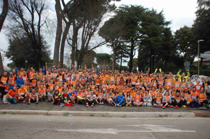 Lo splendido gruppo Orange presente alla Roma Ostia Half Marathon