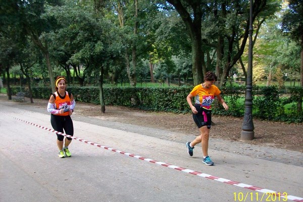 Daniela Paciotti e Maria Adelaide Frabotta impegnate sui sentieri di Villa Borghese