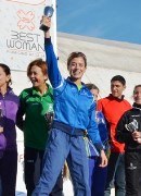 Michela Ciprietti alza il Trofeo conquistato dalle nostre atlete orange nell'edizone del 2014