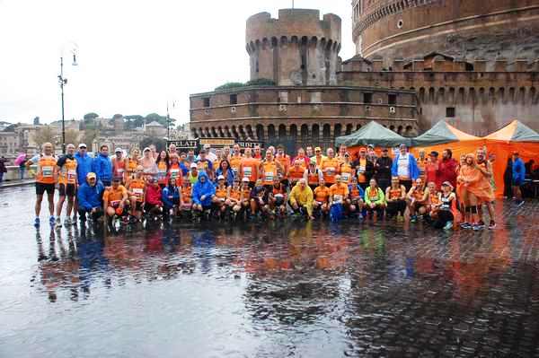 I nostri orange, riuniti per la foto di gruppo, non temono la pioggia!!!