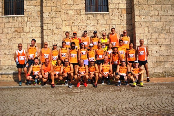 Gli Orange posano per la foto di gruppo presso il Monastero di Santa Scolastica