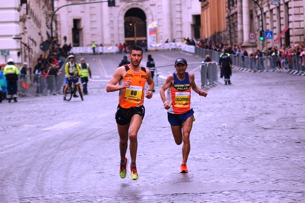 L'appassionante sprint finale tra Domenico Liberatore e Giorgio Calcaterra alla Maratona di Roma