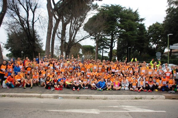 Lo squadrone orange in posa per la foto di gruppo prima della mezza maratona più partecipata d'Italia