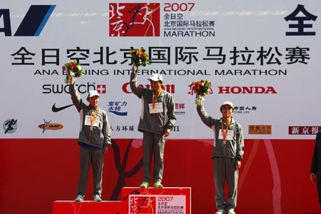Locandina e foto della Maratona di Pechino