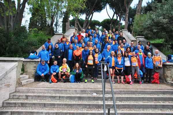 Tradizionale foto di gruppo degli atleti orange prima della partenza della Maratona di Roma