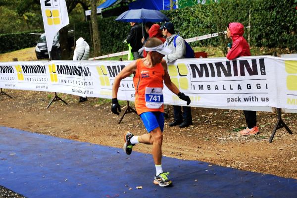 Giancarlo Di Bella sul traguardo della Mezza Maratona del Lago di Vico