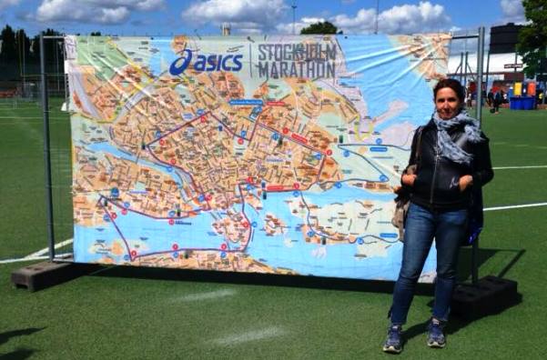 Laura posa per una foto ricordo davanti al percorso della Maratona di Stoccolma
