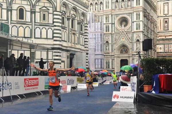 Marcello si appresta a tagliare il traguardo della Maratona a piazza Duomo