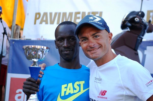 Cristiano Giovannangeli posa per una foto ricordo con Ezekiel Kemboi, campione Mondiale dei 3.000 siepi
