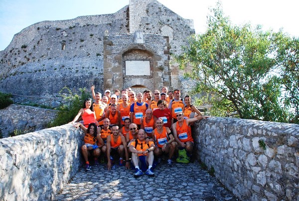 Il gruppo orange posa per la foto di gruppo davanti alla suggestiva Rocca Colonna
