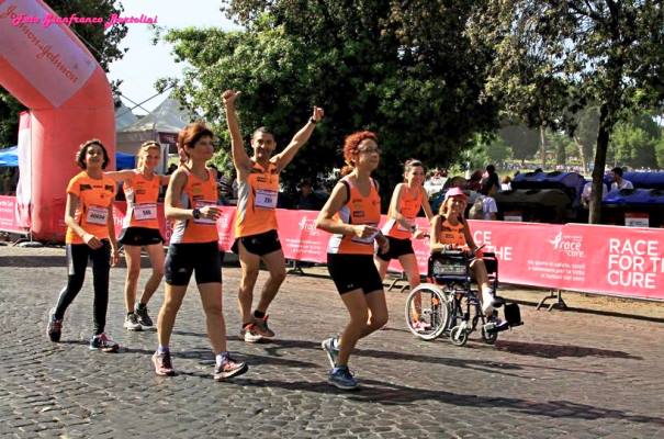 L'arrivo sul traguardo della Race di Roberta e della sua scorta Orange