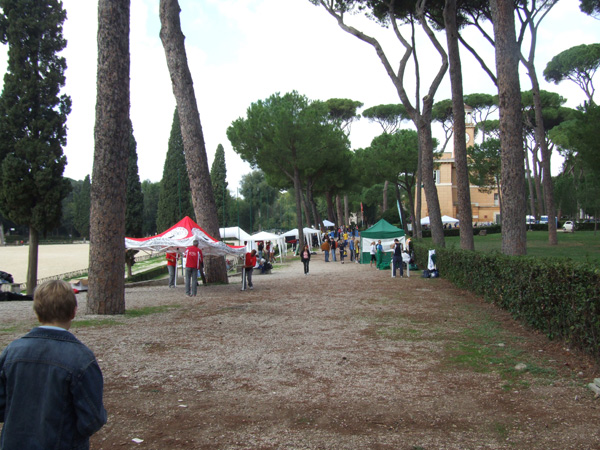 Maratona di Roma a Staffetta (18/10/2008) stafatac-spuntano-i-gazebi