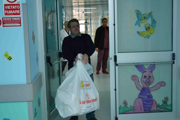 Un pò di gioia e allegria per i bambini ammalati di Fondi (12/02/2013) 00091