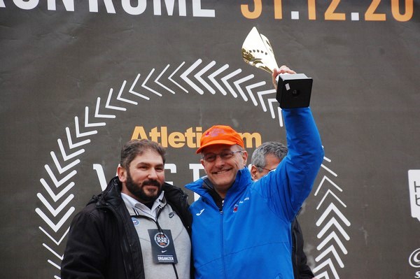 Il Presidente ritira il premio della squadra prima classificata alla We Run Rome