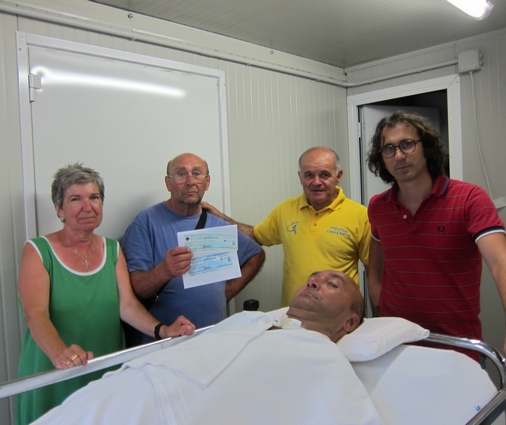 La consegna della donazione alla famiglia di Paolo