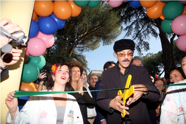 Fiorello inaugura la casa di Andrea