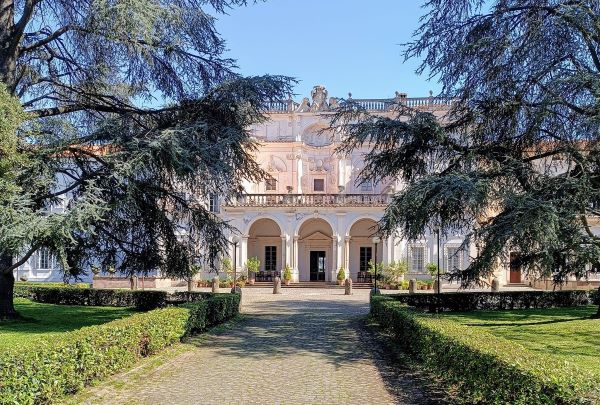 La spettacolare Villa Falconieri che gli atleti attraverseranno all'ottavo chilometro del nuovo percorso del Giro delle Ville Tuscolane