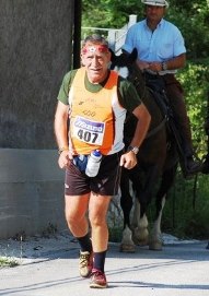 Romano Dess affronta una salita del percorso