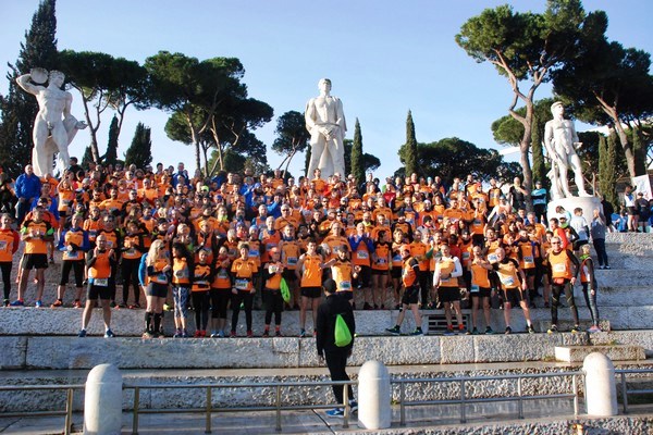 Gli Orange della Corsa di Miguel posano per la foto di gruppo all'interno dello Stadio dei Marmi
