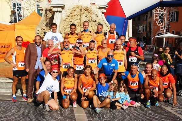 Alucni orange nella poazza dell'Obelisco a Tagliacozzo