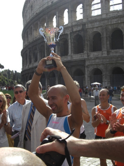 Alessio Guerri e la coppa della Podistica Solidariet. (foto di Anna Maria Ciani)