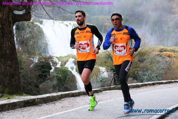 Carlo e Francesco al passaggio della Cascata delle Marmore (Foto Oana Costantin)