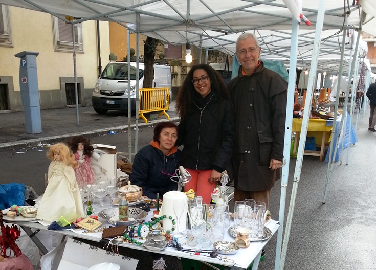 I volontari del mercatino, presenti in ogni occasione, anche quando il tempo non  benevolo