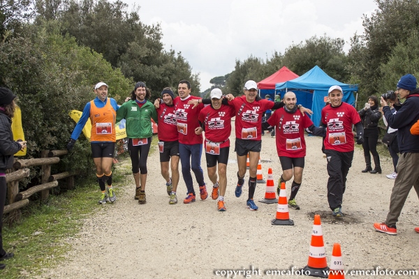 l'arrivo insieme agli amici della Marathon Truppen - foto di EmcaFoto