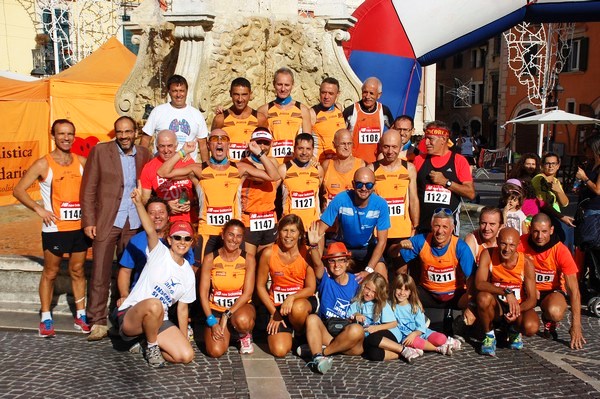 Il gruppo orange per la foto di rito davanti all'Obelisco di Tagliacozzo