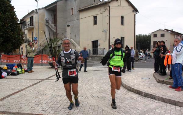 L'arrivo di Gianluca insieme all'ultra 'GdG' al secolo Giuseppe Di Giorgio (Foto di G. Annovi - Modenacorre)