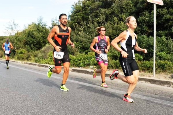 Carlo impegnato durante la fase run del triathlon