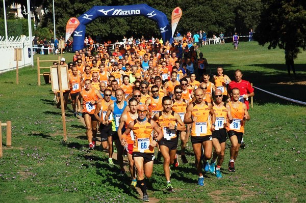 Il serpentone orange alla partenza del Trofeo Podistica Solidariet