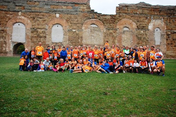 Foto di gruppo degli orange e degli arancini con lo sfondo dell'Acquedotto Felice