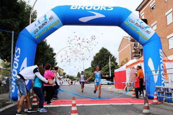 Maria Casciotti taglia da vincitrice il traguardo della Porcino Run