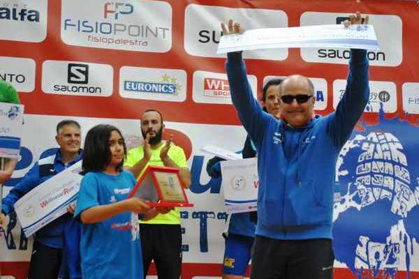 Il nostro Presidente Pino Coccia ritira il premio di societ per la vittoria alla Corri Bravetta - Wellness Run