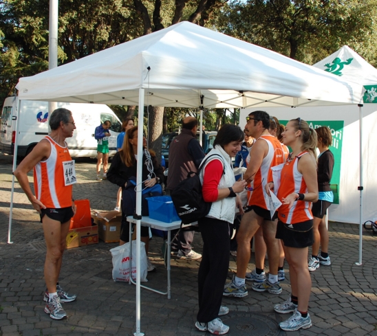 Il gazebo incriminato con Angelo Petruzzelli, Antonella Malgrande, Tiziana Colamonico, Franco Valerioo e Lisa Magnago.