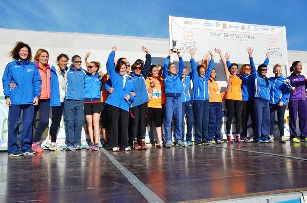 Le nostre Ladies al completo sul palco della premiazione